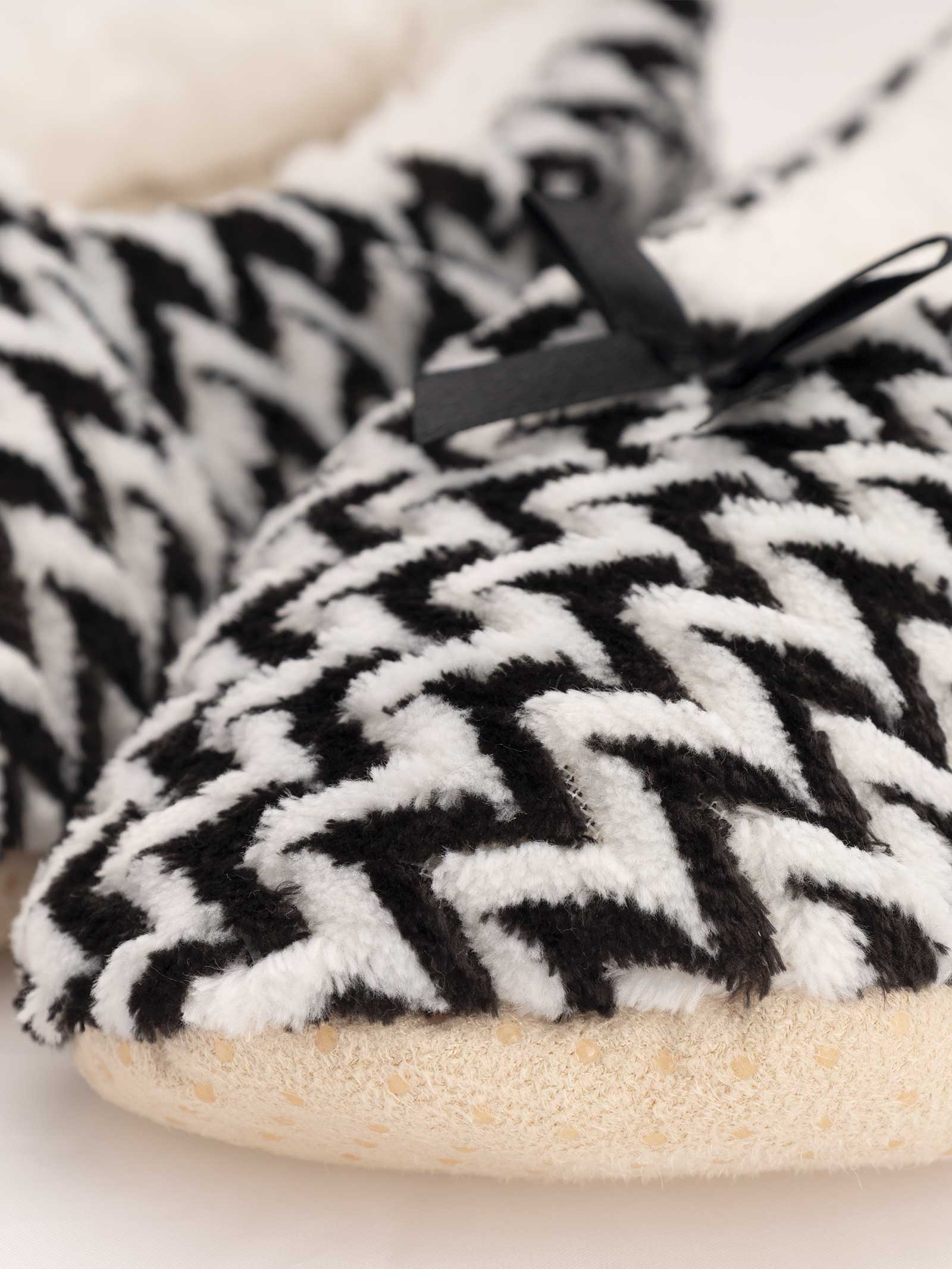 Women's Elegant Socks with Zigzag Pattern and Decorative bow - Image 3
