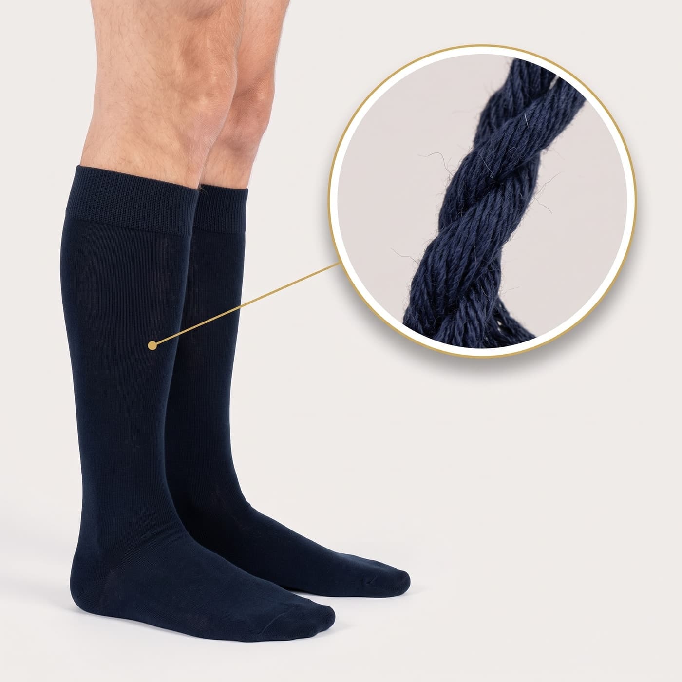 Mann mit langen navy-blauen Baumwollsocken; in einem goldenen Kreis die vergröĂerte Detailaufnahme des gedrehten Garns