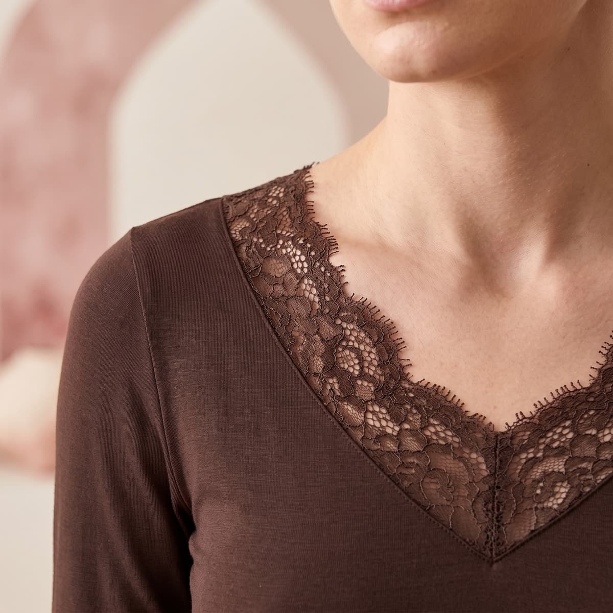 Detail of the mokka lace on the V-neck of the sweater
